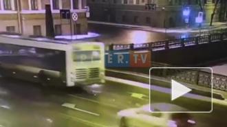Видео: на Большой Морской произошло ДТП с автобусом