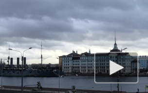 В Петербурге неизвестный забрался на мачту крейсера "Аврора"