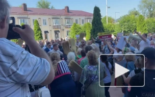 В Молдавии жители вышли с метлами на протест против премьера