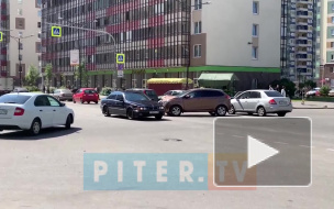Lada XRAY и Chevrolet не поделили дорогу в Кудрово