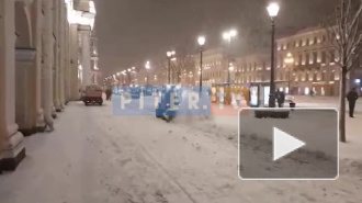 Ночью в Петербурге орудовала снегоуборочная техника 