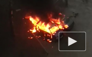 В Новое Девяткино вспыхнули ярким пламенем две машины 