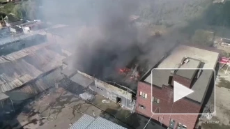 В Краснодарском крае тушат пожар в ангарах крупного склада