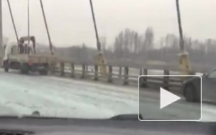 Беляевский мост на КАД засыпало битым стеклом