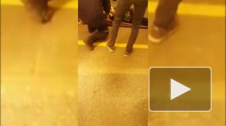 Упавший человек на рельсы станции "Ладожская" жив