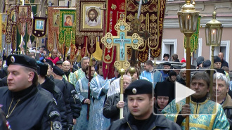 Крестный ход в Петербурге: казаки, пробки и поцелуи