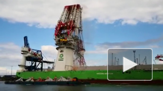Момент обрушения крупнейшего портового крана попал на видео 