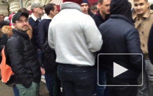 Стартовали продажи iPhone 7 в Re Store: видео рекордной очереди в ГУМ, Москва