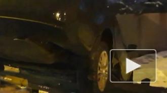 Иномарка повисла между отбойником и шумозащитным экраном на Рябовском шоссе