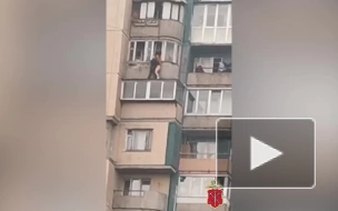В Петербурге полицейский спас девушку от падения с 15-го этажа