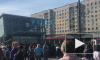 Возле станции "Проспект Славы" собралась толпа петербуржцев