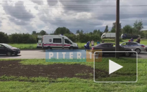 Видео: девушке оказывают медицинскую помощь после ДТП на Передовиков