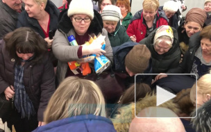 В закрывающемся Spar на Коллонтай покупатели дерутся за оставшиеся товары