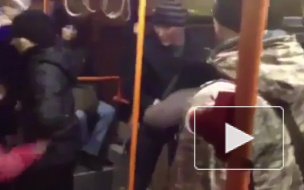 В Петербурге пассажир нанес тяжелые травмы кондуктору, не желая платить за проезд