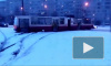 Видео: в Петербурге трамвай сошел с рельсов из-за снегопада