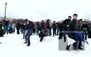 Снежная битва на Марсовом поле в Петербурге