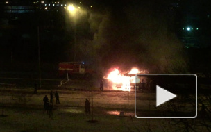 Видео: на улице Морской Пехоты загорелся автобус