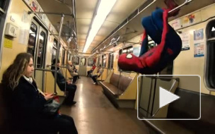 Парень в костюме Человека-паука устроил беспредел в метро  Новосибирска