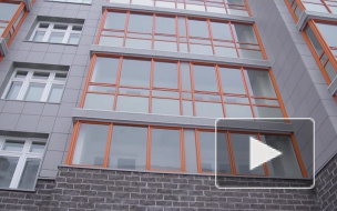 Из окна дома по проспекту Маршала Жукова выпала девушка