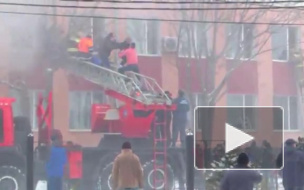 Видео: пожарные спасают детей из горящего лицея №14 в Ростове