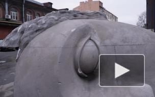 На мусорную площадку в Петербурге принесли голову размером с сам контейнер