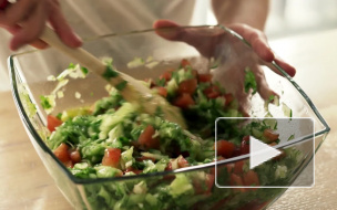 Россиян предупредили о размножающихся в новогодних салатах микробах