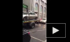 В Москве эвакуатор повредил автомобиль на платформе (видео)
