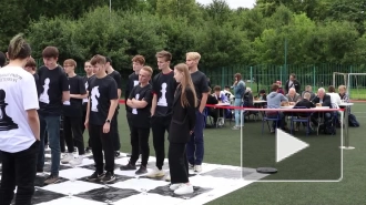 В Таврическом саду на открытом воздухе прошел турнир по "живым шахматам"