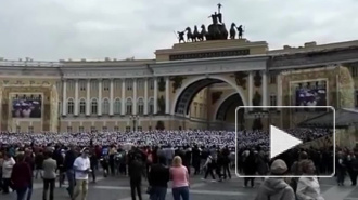 Видео: Хор из трех тысяч человек спел на Дворцовой площади