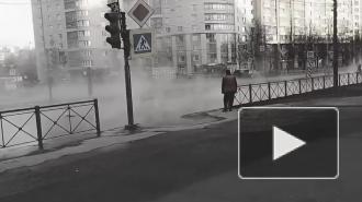 "Там жуткая авария". Очевидец показал последствия прорыва трубы на проспекте Художников