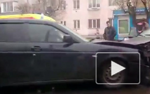 Жесткое видео из Красноярска: трассу не поделили 4 авто