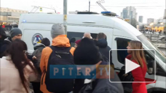 Видео: на проспекте Просвещения мужчина распылил газовый баллончик в автобусе