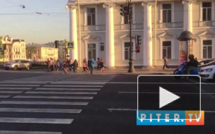 Видео: на пересечении Невского и набережной Фонтанки столкнулись машины