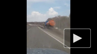 Видео: на трассе в Хабаровске перевернулся бензовоз, водитель погиб