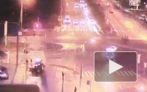 Момент аварии на перекрестке Луначарского и Светлановского попал на видео