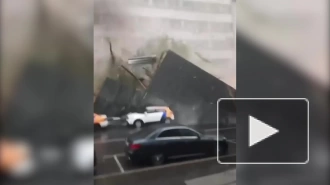 На севере Москвы обрушилась часть крыши здания из-за сильного ветра
