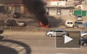 Видео из Воронежа: Средь бела дня в центре сгорела дотла иномарка