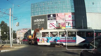 Ужасающее видео из Самары: экскаватор протаранил трамвай