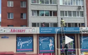 Ужасающее видео из Тюмени: полуторагодовалый малыш сорвался с третьего этажа