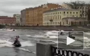 Деды Морозы и Снегурочки проплыли на аквабайках по рекам и каналам Петербурга