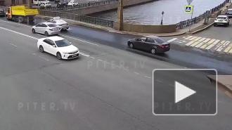 Видео: тройное ДТП у Поцелуева моста