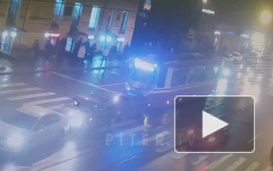 Видео: трамвай спровоцировал массовое ДТП на Среднем проспекте 