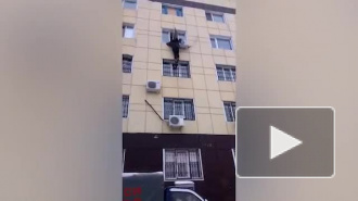 Видео: в Тюмени женщина выпала из окна и осталась жива