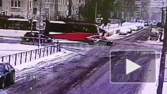 Видео: авто интернет-магазина наехало на иномарку на перекрестке во Фрунзенском районе