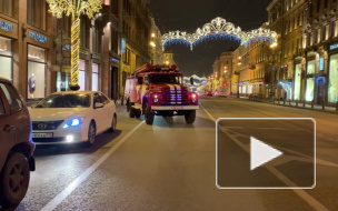 Сотрудники МЧС поздравили петербуржцев с наступающим Новым годом