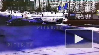 Видео: на перекрестке Авиаконструкторов и Долгоозерной встали трамваи из-за ДТП