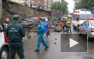 В Красноярске на дорогу рухнула стена путепровода, двое погибли