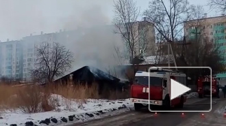 В Красноярске пожар в заброшенном доме сняли на видео