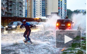 В Москве вейкбордист прокатился по затопленной во время ливня улице