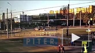 Видео: момент ДТП на перекрестке улицы Партизана Германа и проспекта Ветеранов 